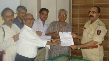 HJS members submitting memorandum to Police Commissioner Mr. Raghuvanshi